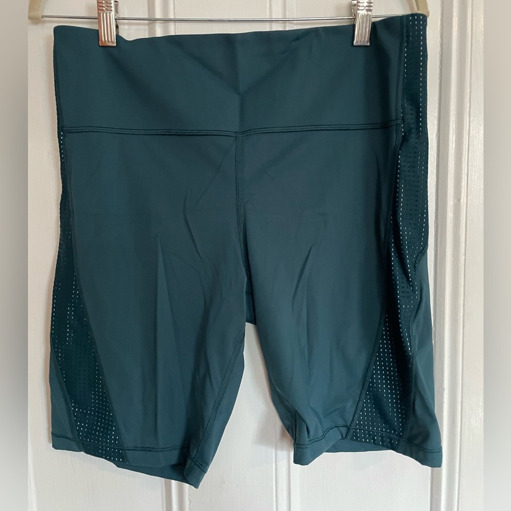 Athleta green 9 inch bike shorts size Large